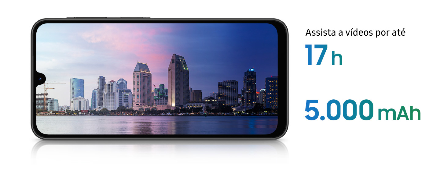 Vemos um Galaxy A26 5G exibindo uma paisagem urbana às margens de um rio, com a metade esquerda representando o dia e a metade direita representando a noite. Próximo ao dispositivo, os textos "Assista a vídeos por até 17 horas" e "5.000 mAh" destacam a duração da bateria.