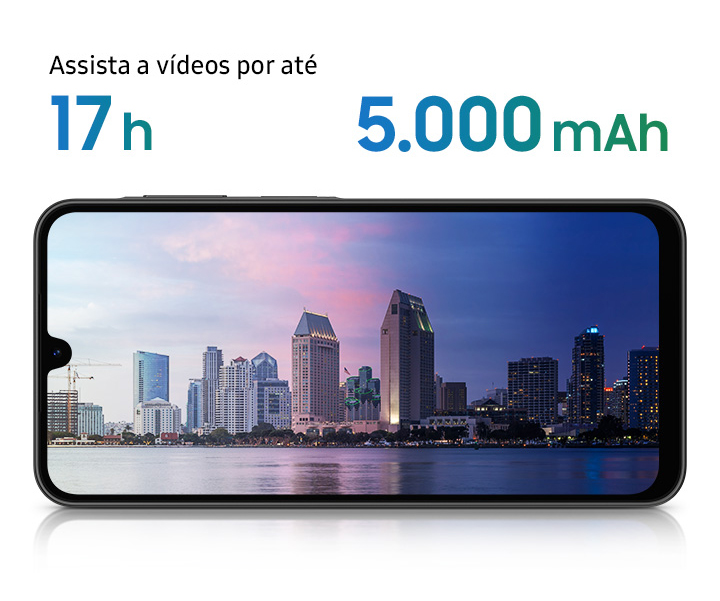 Vemos um Galaxy A26 5G exibindo uma paisagem urbana às margens de um rio, com a metade esquerda representando o dia e a metade direita representando a noite. Próximo ao dispositivo, os textos "Assista a vídeos por até 17 horas" e "5.000 mAh" destacam a duração da bateria.