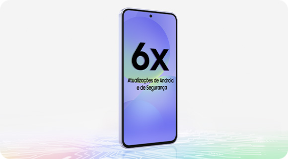 Vemos um Galaxy A36 5G levemente inclinado, mostrando a parte frontal. Os textos "6 Atualizações de Sistema Operacional" e "6 Anos de Atualizações de Segurança" estão visíveis na tela. Um design semelhante a um chipset aparece na parte inferior.