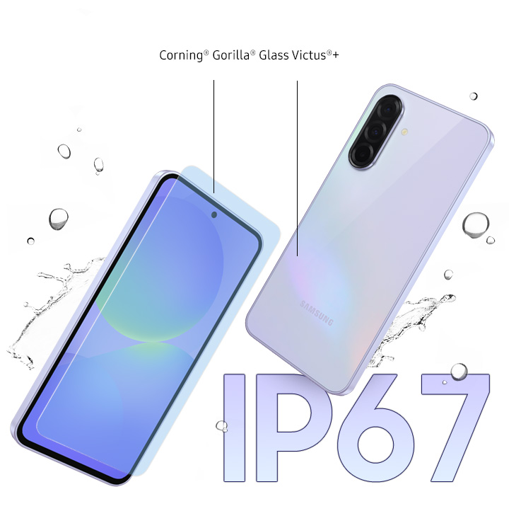 Vemos dois aparelhos Galaxy A36 5G em exibição. O da esquerda está levemente inclinado para mostrar a parte frontal. Uma camada de vidro aparece na frente da tela. Entre o vidro frontal e o traseiro, vemos o texto "Corning® Gorilla® Glass Victus®+" pode ser visto. O dispositivo à direita está levemente inclinado para mostrar a parte traseira. No fundo, respingos d’água indicam a resistência.
