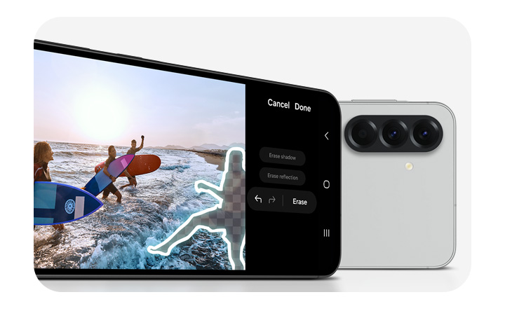 Dois dispositivos Galaxy A56 5G est&atilde;o posicionados lateralmente. O aparelho da frente exibe a funcionalidade Apagador de Objetos na tela. No lado direito, a op&ccedil;&atilde;o &ldquo;Apagar&rdquo; est&aacute; destacada, indicando que uma pessoa selecionada pode ser removida da imagem. O Galaxy A56 5G ao fundo exibe a parte traseira, destacando as c&acirc;meras.