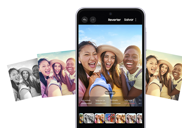Vemos um Galaxy A56 5G com a funcionalidade de Filtros ativada. No centro da tela, vemos tr&ecirc;s mulheres sorrindo. Ao lado do dispositivo, as mesmas mulheres aparecem com diferentes filtros, ilustrando os diversos efeitos dispon&iacute;veis.