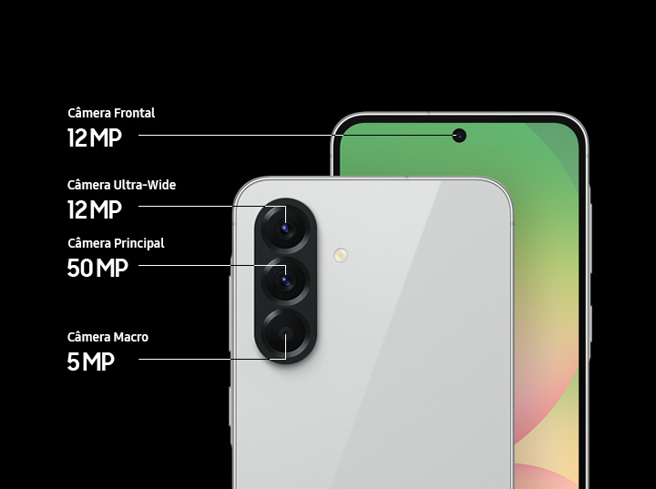 Vemos dois dispositivos Galaxy A56 5G. No da frente, vemos a parte traseira e ele colocado ligeiramente em cima do outro. Ele mostra as tr&ecirc;s c&acirc;meras em close-up, cada uma com o texto correspondente C&acirc;mera Ultra-Wide de 12 MP, C&acirc;mera Principal de 50 MP, C&acirc;mera Macro de 5 MP. A c&acirc;mera de tr&aacute;s est&aacute; virada pra a frente,, mostrando a c&acirc;mera frontal com o texto correspondente: C&acirc;mera frontal de 12 MP.