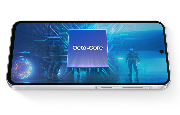 Vemos um Galaxy A56 5G posicionado horizontalmente. Um quadrado est&aacute; acima da tela com o texto Octa-Core para indicar o processador. Cena futurista na tela.