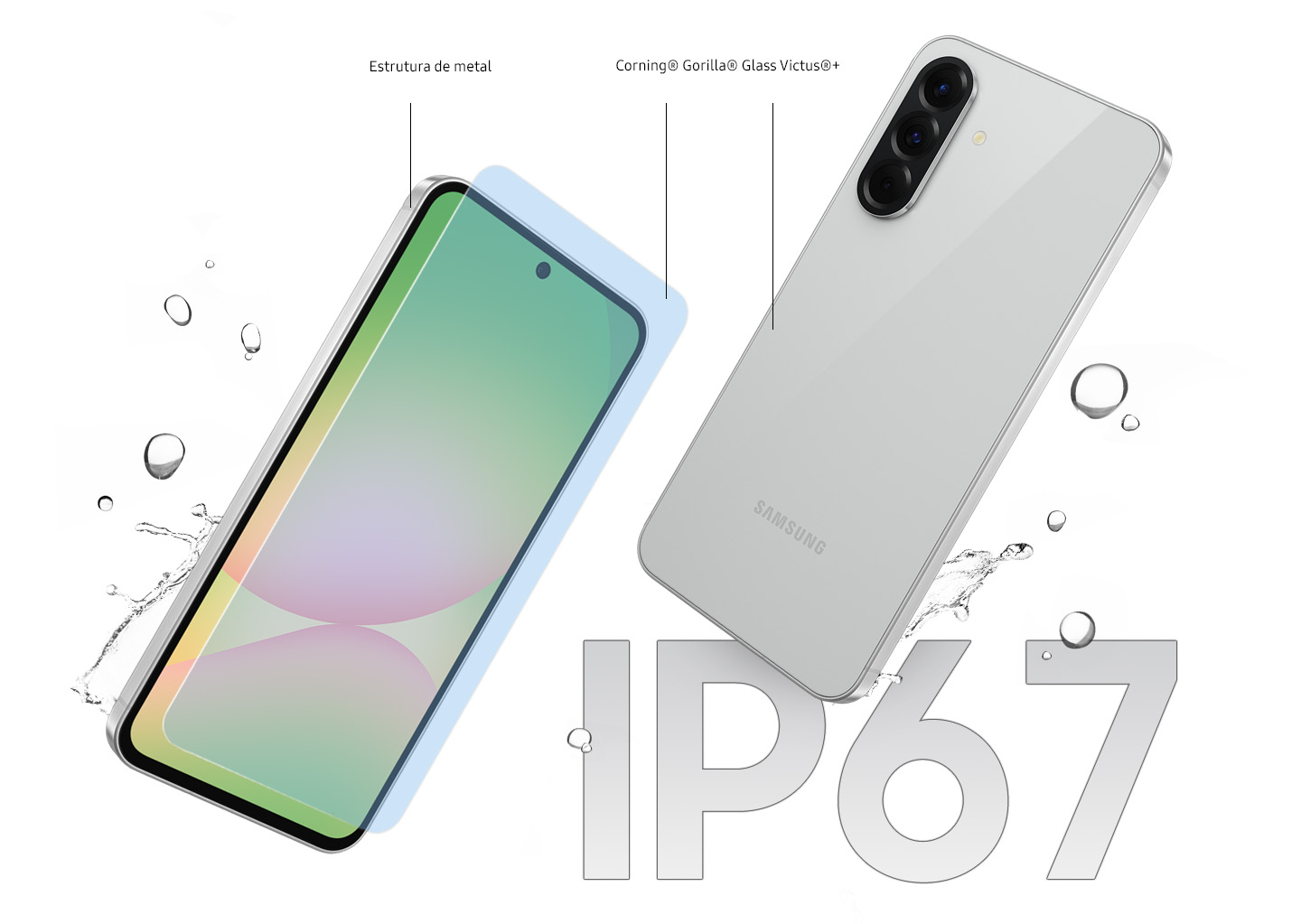 Vemos dois dispositivos Galaxy A56 5G. O da esquerda est&aacute; de frente e ligeiramente inclinado. &Eacute; poss&iacute;vel ver a moldura de metal e uma camada de vidro na frente da tela. O texto Corning&reg; Gorilla&reg; Glass Victus&reg;+ pode ser visto entre os vidros frontal e traseiro. O dispositivo &agrave; direita est&aacute; de costas, vemos sua parte traseira e est&aacute; inclinado. No fundo, h&aacute; respingos de &aacute;gua para indicar a durabilidade com o IP67.