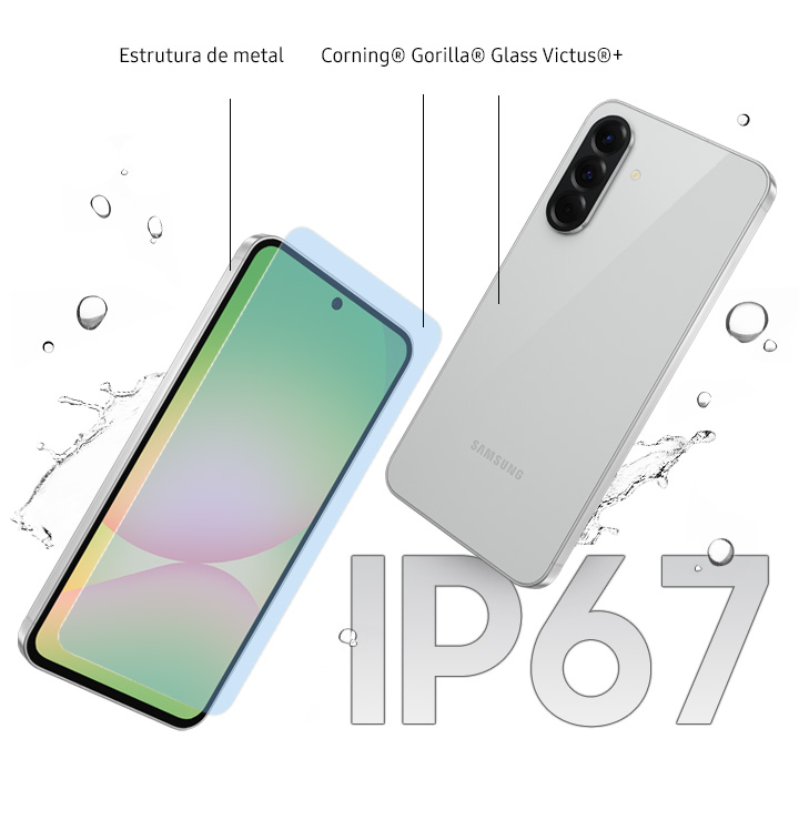Vemos dois dispositivos Galaxy A56 5G. O da esquerda est&aacute; de frente e ligeiramente inclinado. &Eacute; poss&iacute;vel ver a moldura de metal e uma camada de vidro na frente da tela. O texto Corning&reg; Gorilla&reg; Glass Victus&reg;+ pode ser visto entre os vidros frontal e traseiro. O dispositivo &agrave; direita est&aacute; de costas, vemos sua parte traseira e est&aacute; inclinado. No fundo, h&aacute; respingos de &aacute;gua para indicar a durabilidade com o IP67.