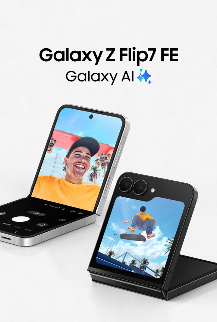 Vemos um Galaxy Z Flip7 na cor Azul levemente desdobrado, exibindo a tela externa. Galaxy AI.