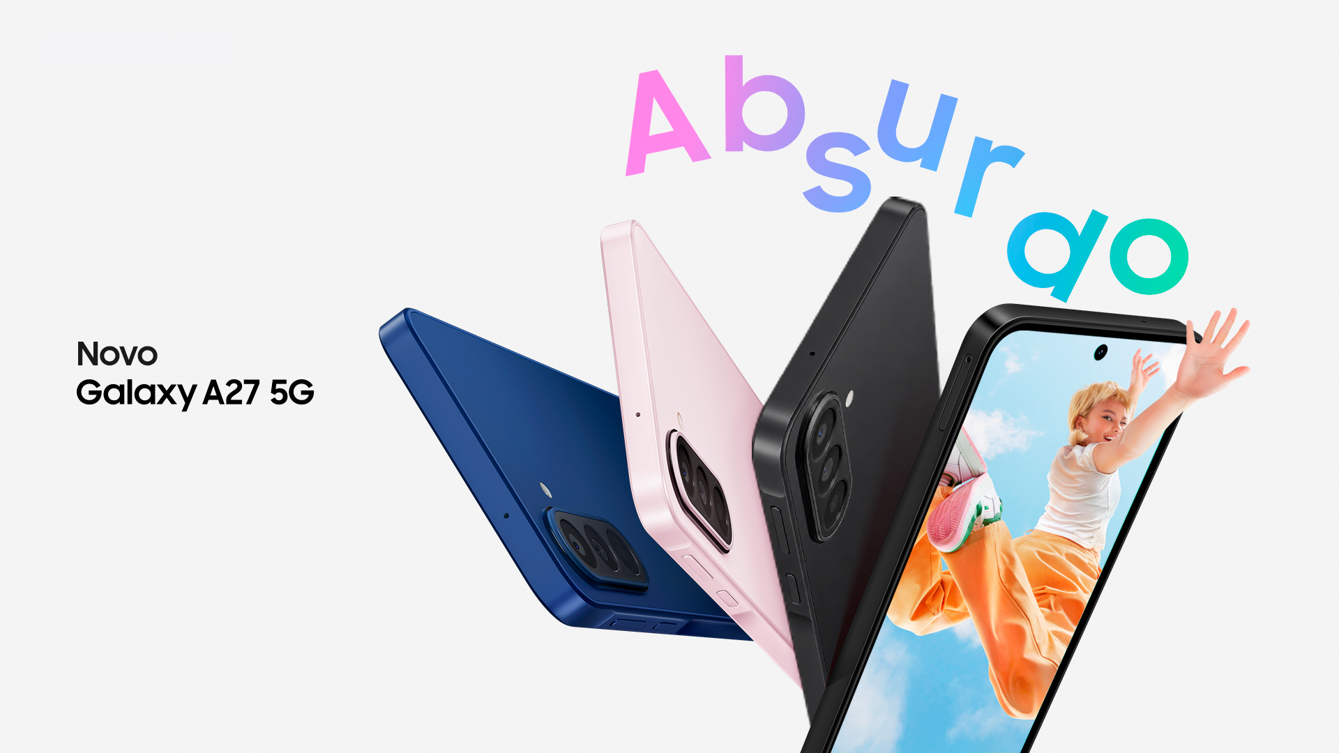 Três aparelhos Galaxy A27 5G nas cores Azul, Verde e Rosa são vistos pela lateral e por trás, destacando o design slim e o sistema de Câmera Tripla na parte traseira. Um Galaxy A27 5G na cor Preta é mostrado levemente inclinado para a direita, com uma imagem vibrante de uma jovem saltando na tela, com a mão ultrapassando os limites do display. Absurdo. O novo Galaxy A27 5G.