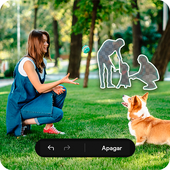 Uma mulher e seu cachorro brincam em um parque enquanto pessoas ao fundo são removidas usando o recurso Apagador de Objetos do Galaxy A27 5G.