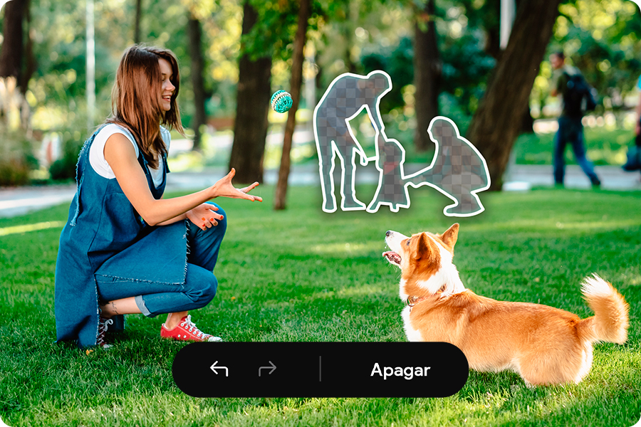 Uma mulher e seu cachorro brincam em um parque enquanto pessoas ao fundo são removidas usando o recurso Apagador de Objetos do Galaxy A27 5G.
