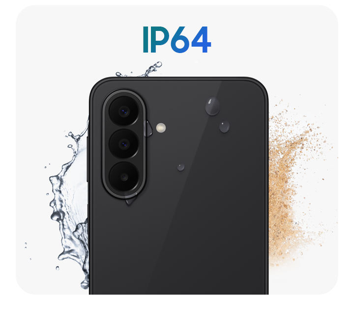 Um Galaxy A27 5G na cor Preta é exibido pela parte de trás com respingos de água e poeira ao redor, destacando a proteção com classificação IP64.