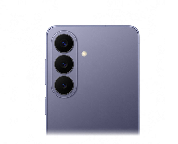 Close na parte traseira do Galaxy S26 em Violeta, destacando o novo design do módulo de câmera.