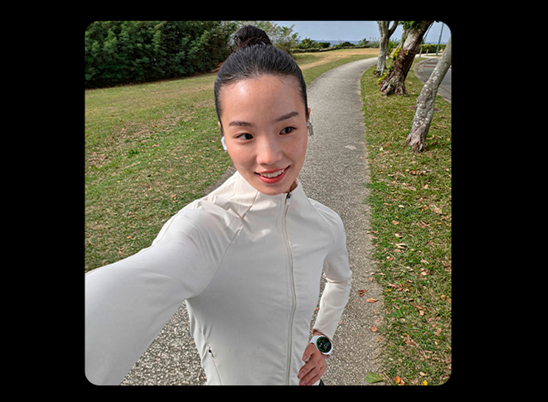 Vemos uma selfie de uma pessoa. A AI garante que sombras e realces sejam capturados com precisão.