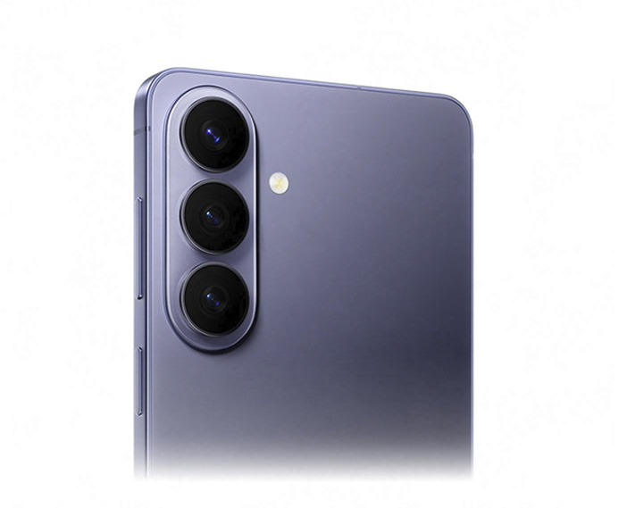 Close na parte traseira do Galaxy S26 em Violeta, destacando o novo design do módulo de câmera.