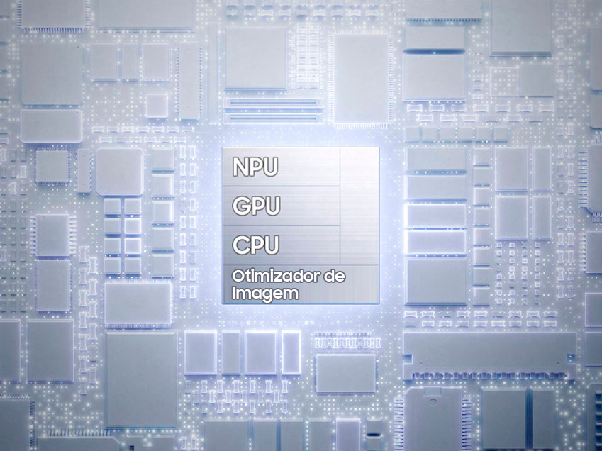 O chip personalizado do Galaxy S26 é exibido com NPU, GPU, CPU e o Otimizador de Imagem Personalizado. À medida que ele desce, a luz se espalha pelo restante da placa do chip. Ao afastar o zoom, a tela principal do Galaxy S26 entra em cena. O chip original se transforma e passa a mostrar AI.