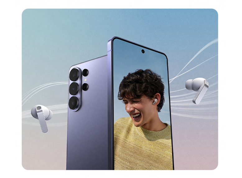 Dois smartphones Galaxy S26 Ultra na cor Violeta estão lado a lado. Um deles é visto pela parte traseira, com as câmeras visíveis. O outro é visto de frente, exibindo na tela um homem sorridente usando Galaxy Buds4 Pro na cor branca. Um par de Galaxy Buds4 Pro brancos está conectado aos aparelhos, com um fone flutuando de cada lado dos smartphones. Galaxy AI.